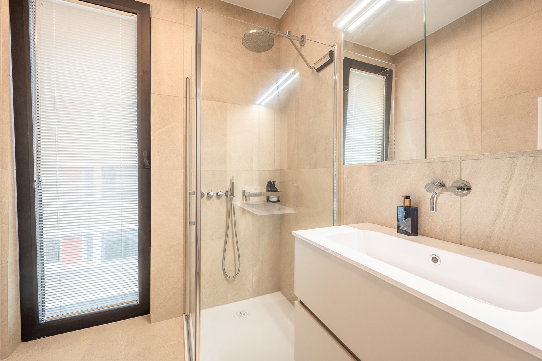 Au deuxième étage de la résidence exclusive Triangle Vert, un bâtiment inspiré de l'emblématique Flat Iron à New York, vous trouverez cet appartement d'angle exceptionnel. 