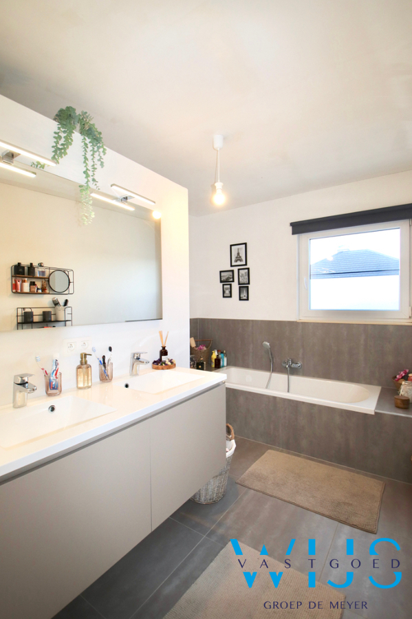 Instapklaar woonhuis met 3 slaapkamers &amp; tuin ! 