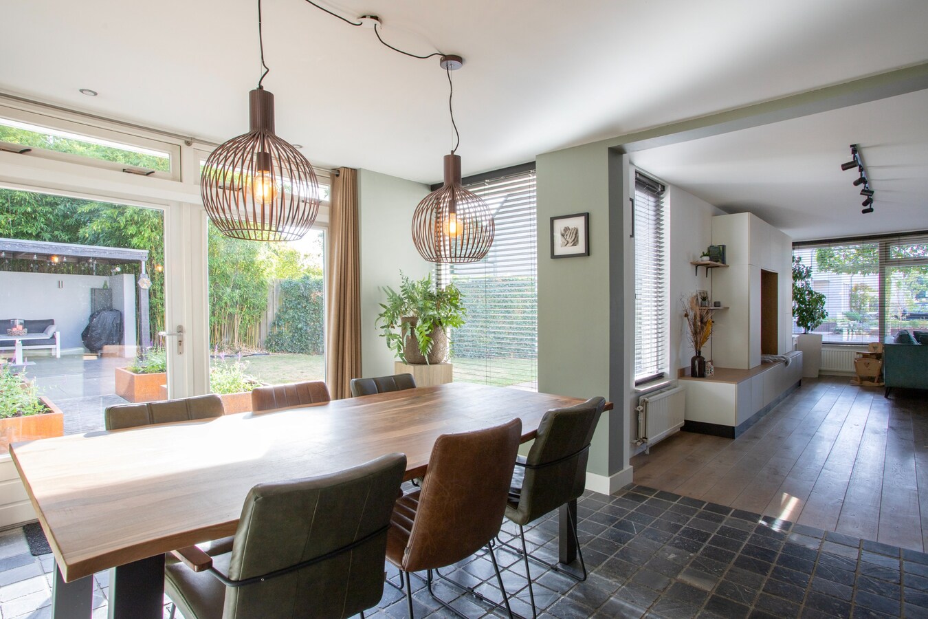 Vrijstaande woning met carport en garage gelegen op een perceel van 437 m2. 