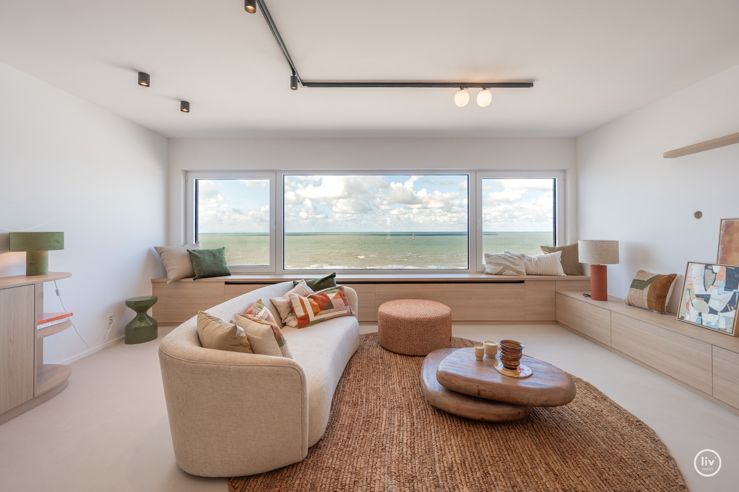 Prachtig gerenoveerd appartement op de zevende verdieping, op een absolute topligging aan de Zeedijk tussen het Lichttorenplein en het Albertplein. Dankzij de hoge ligging geniet het appartement van e 