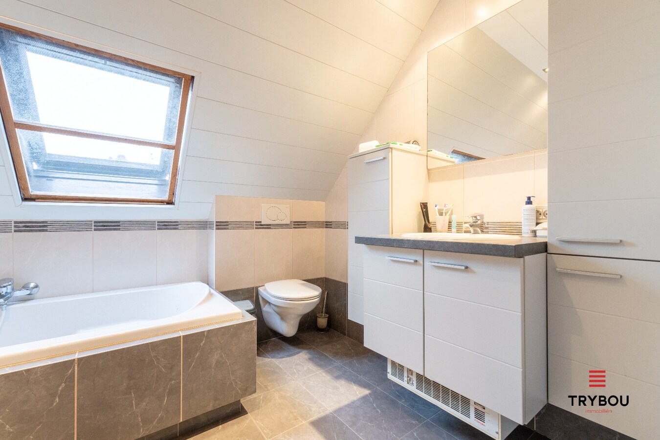 Instapklare gezinswoning met ruime tuin en dubbele garage in Poelkapelle 