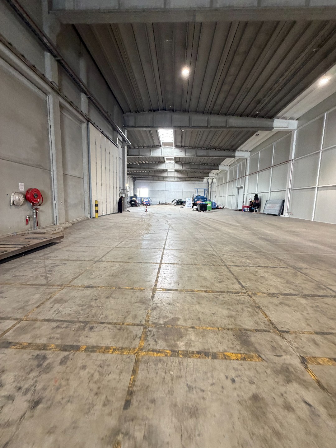 Magazijn met laadkade en nieuwbouw kantoren in haven Antwerpen