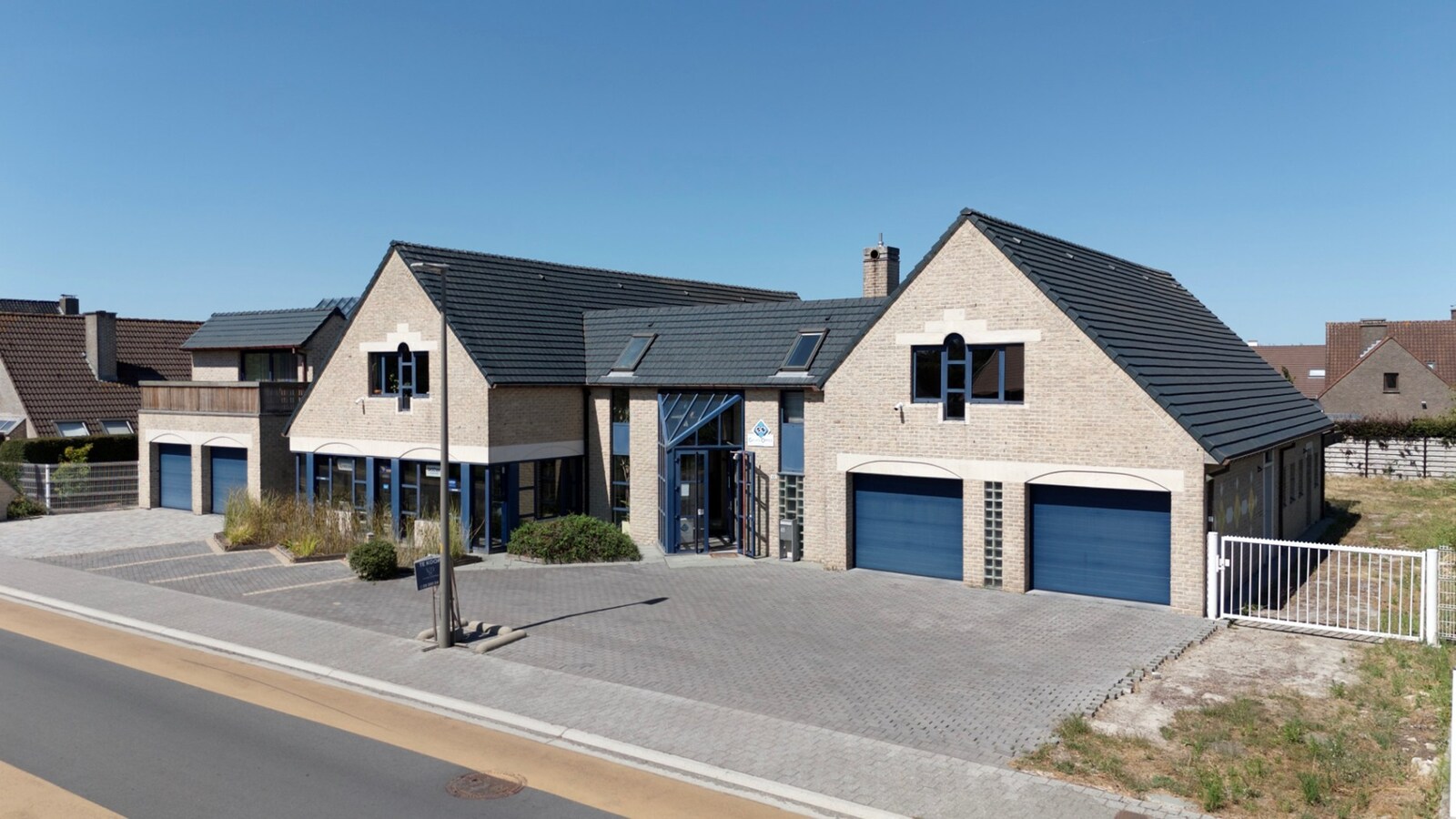 Ruim handelspand met penthouse in villastijl 