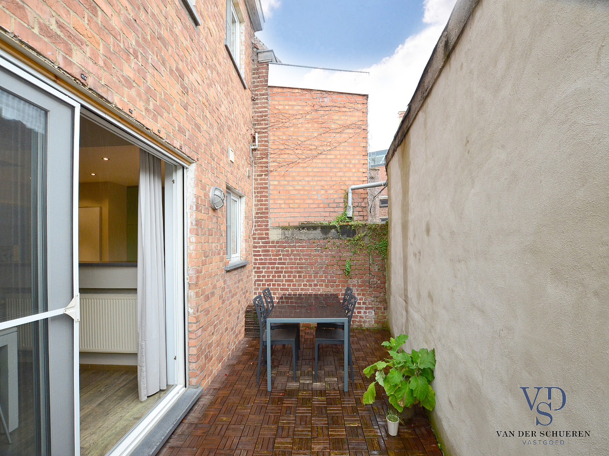 Ruime, degelijke bel-étage nabij Sint-Pieters-station. TOPPER !! 