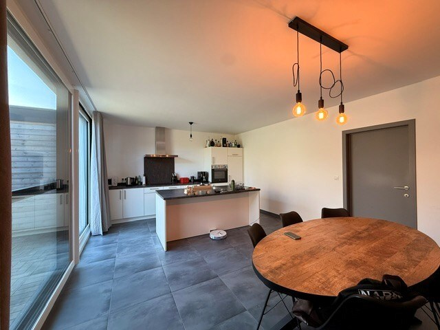Recent, gelijkvloers appartement afgewerkt met hedendaagse materialen nabij Maaseik! 