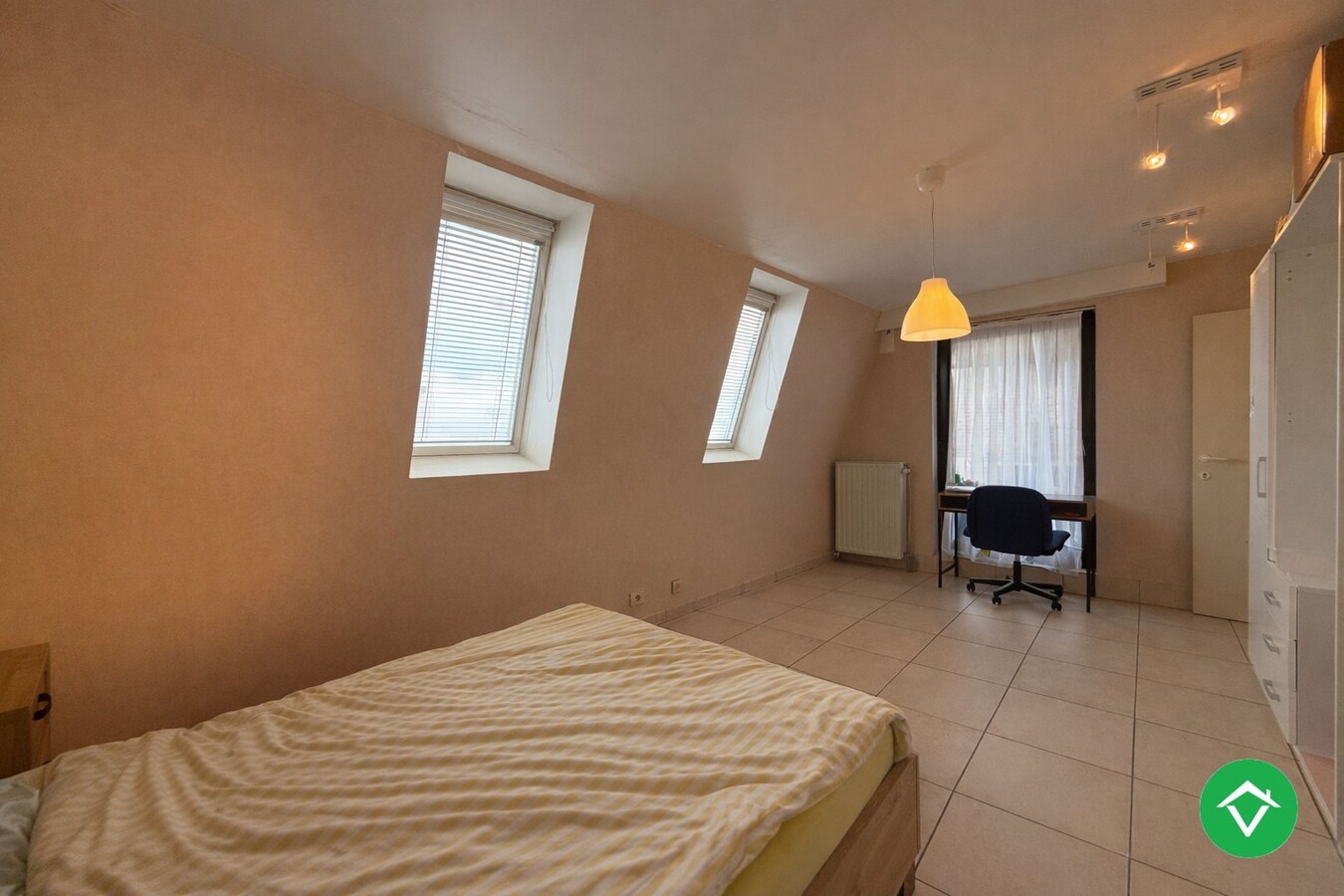 Instapklaar dakappartement met 4 slaapkamers, 2 terrassen en autostaanplaats te Roeselare (160m²) 