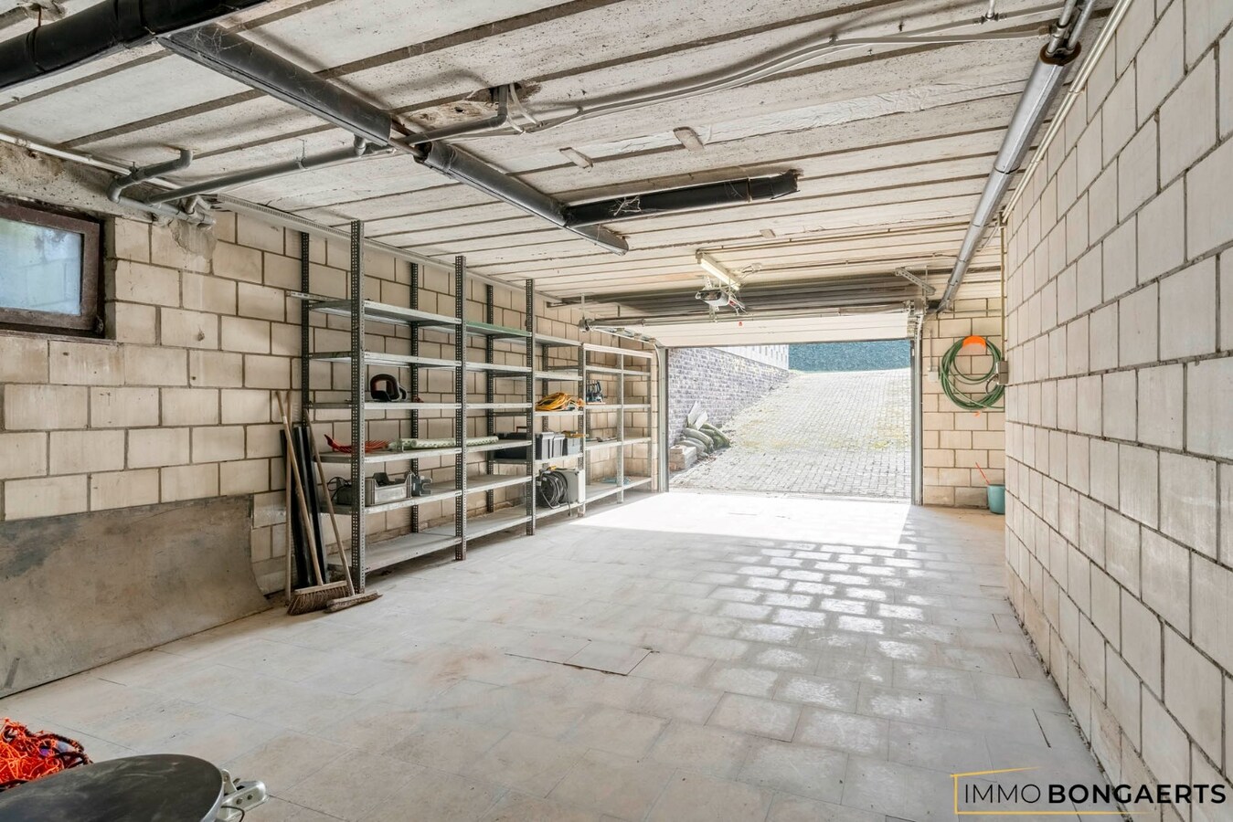 Ruime woning met 3 slaapkamers, tuin, terras en garage. 