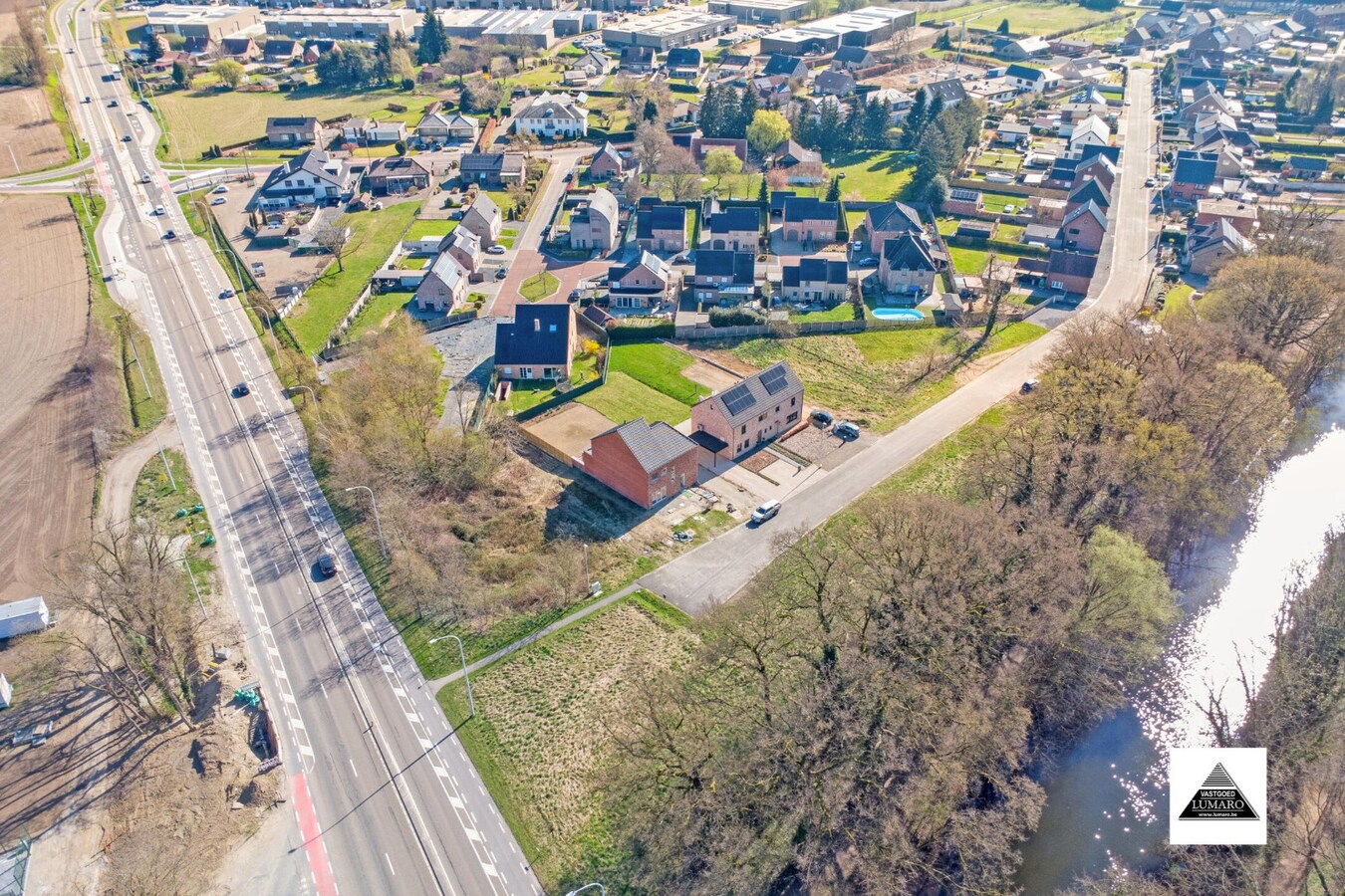 Bouwperceel voor een 3-gevelwoning. Tegenover Park- en Natuurgebied. Nabij Oud Kanaal en de Boslaan. 