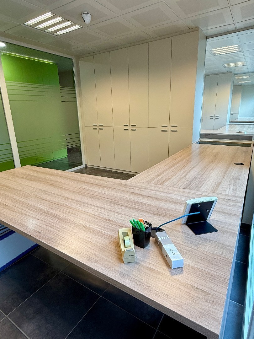 Modern handelpand/kantoor in centrum Oostakker (Gent) 