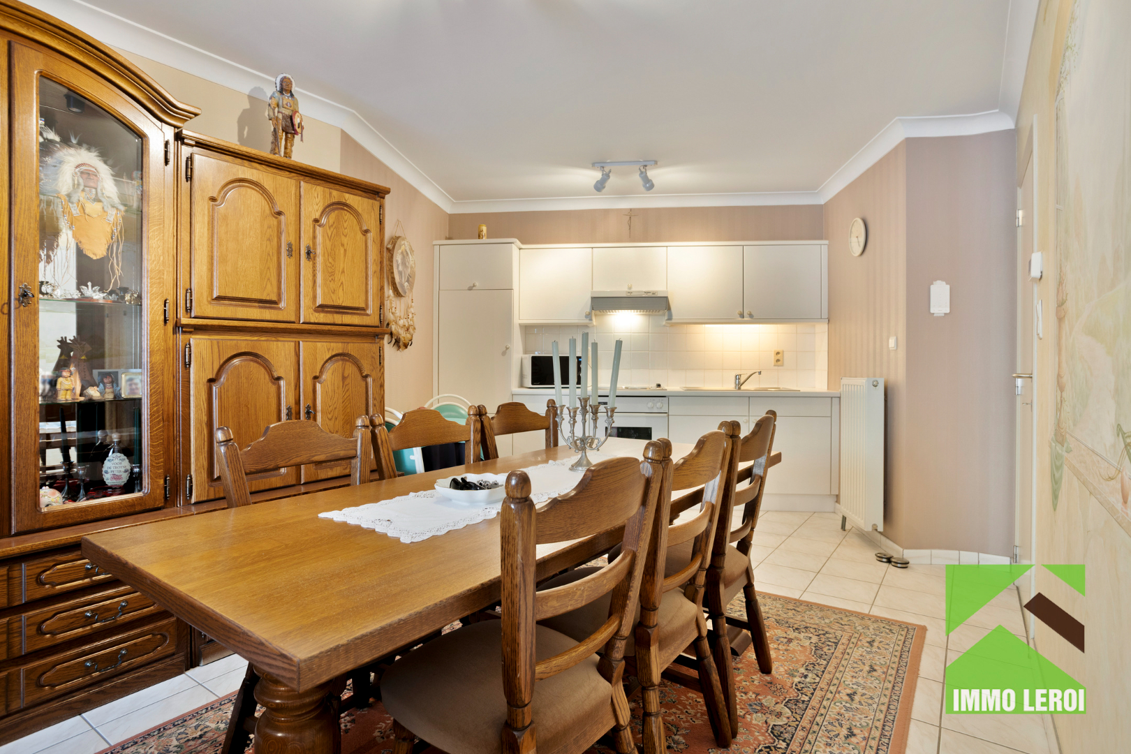 Woonkamer met open keuken