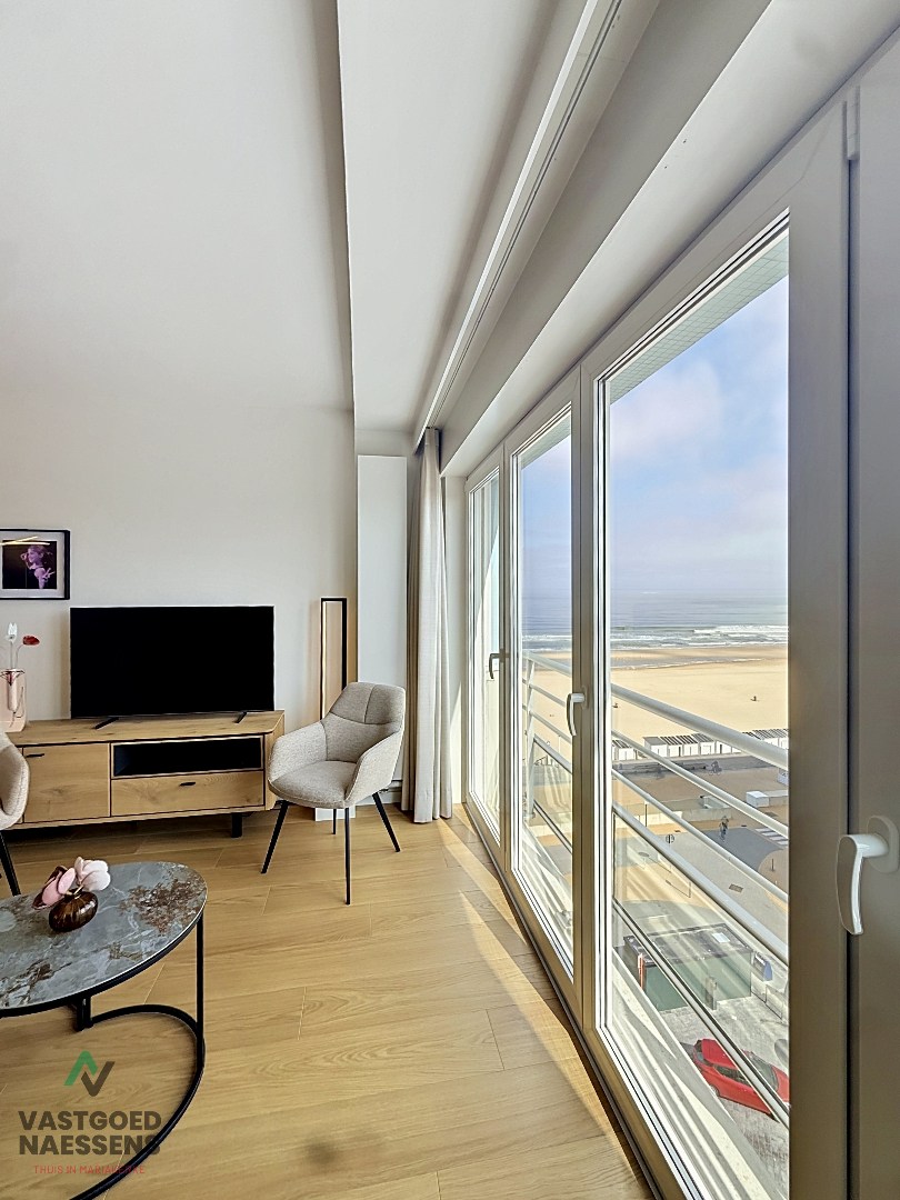 Nouvel appartement rénové d'une chambre avec vue latérale sur la mer. 