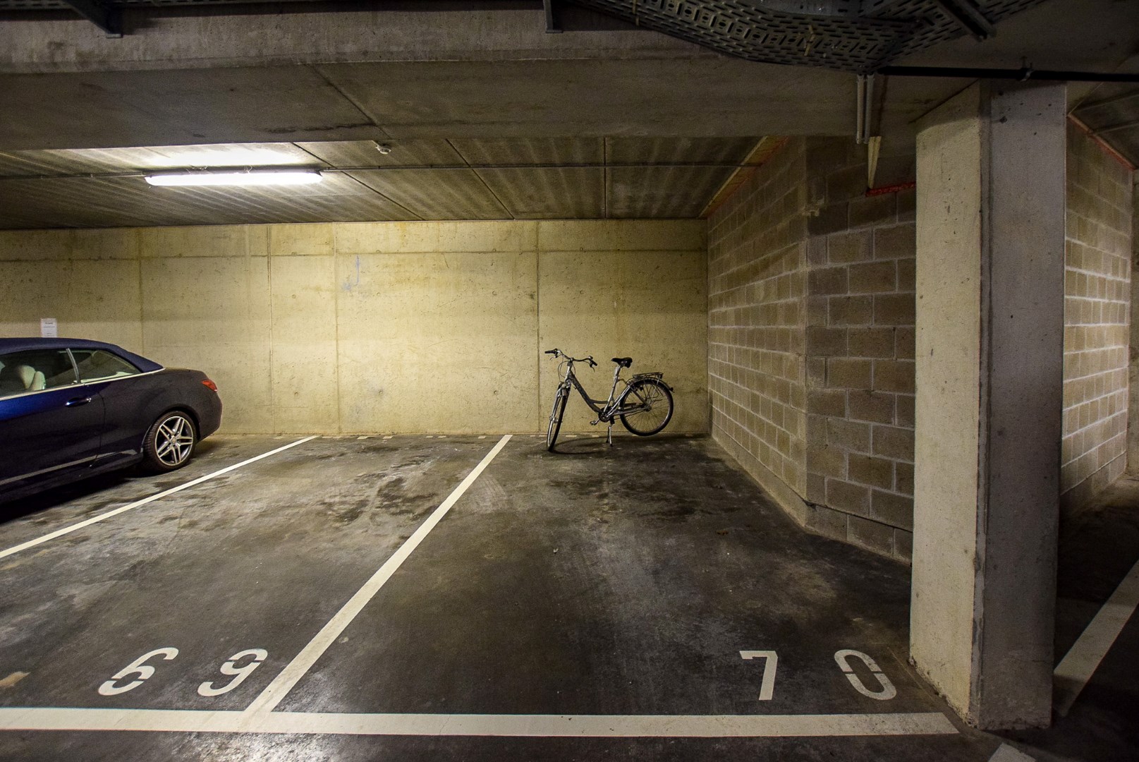 Ondergrondse privé-parkeerplaats te huur in het centrum van Nieuwpoort-Stad. 