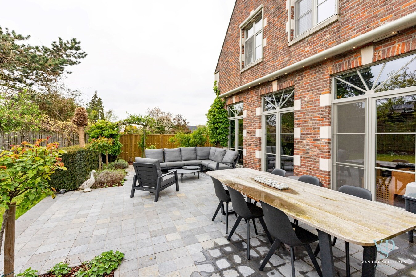 Ruim en stijlvol wonen in hartje Gavere. 