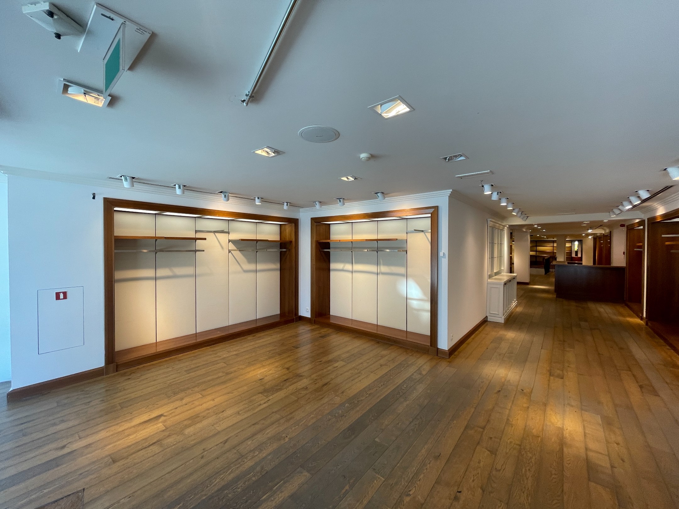 Local commercial exclusif à louer - emplacement de choix sur la Place m’as-tu-vu, à Knokke. POP-UP possible ! 