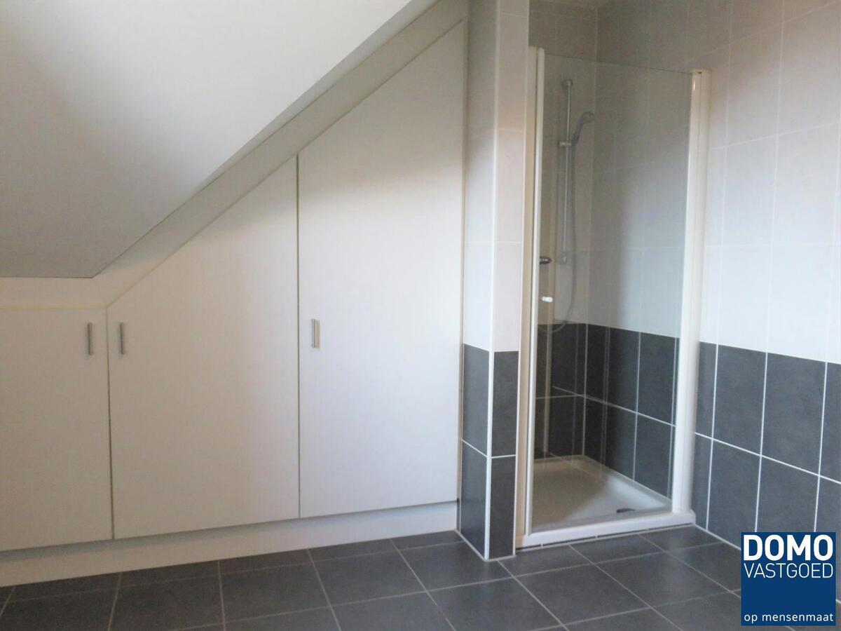 Ruime woning met 5 slaapkamers, tuin en garage 