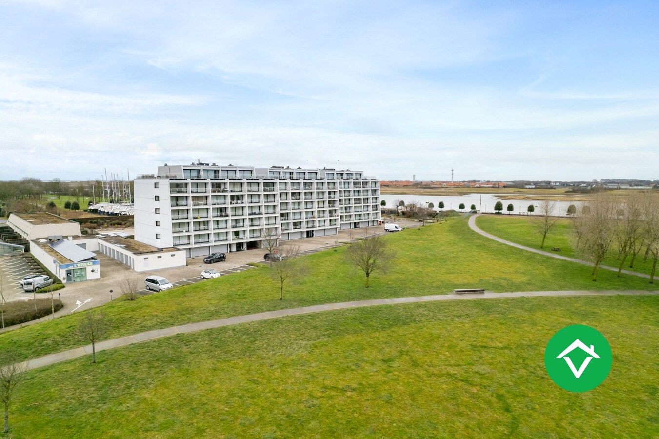 Instapklaar appartement met 2 slaapkamers en grote garage te Nieuwpoort 