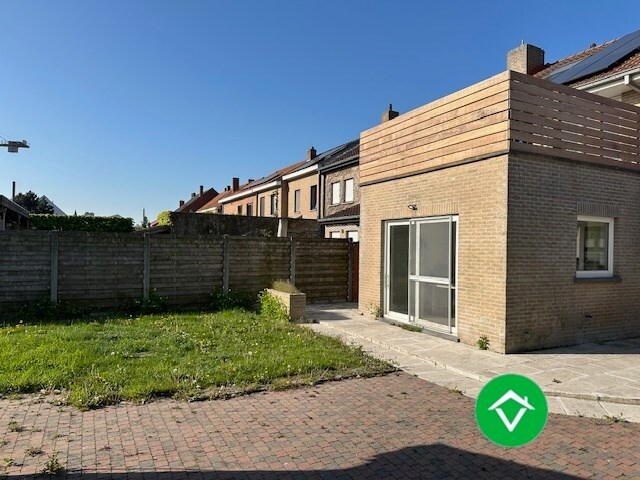 Instapklaar gelijkvloers appartement met tuin en garage in rustige wijk te Eernegem 