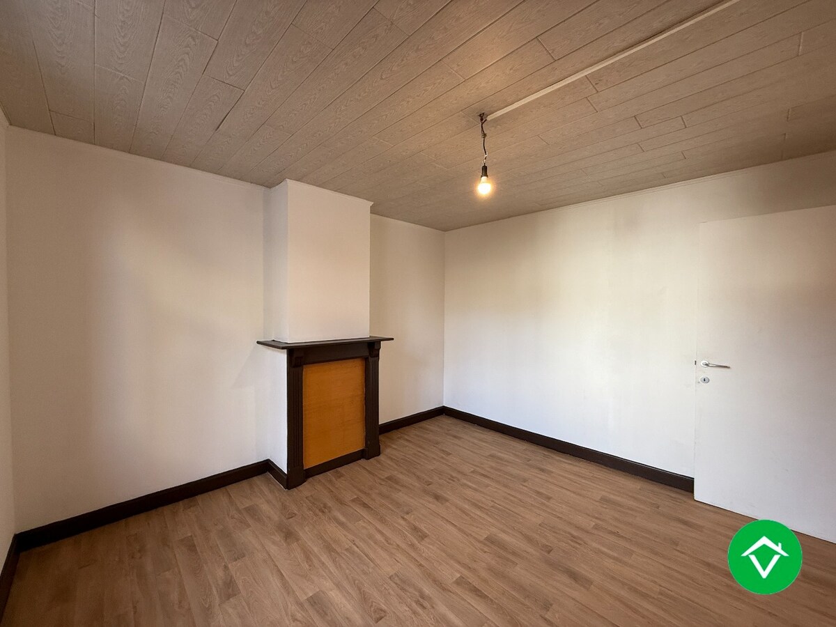 Woning met 3 slaapkamers en koer te centrum Roeselare 