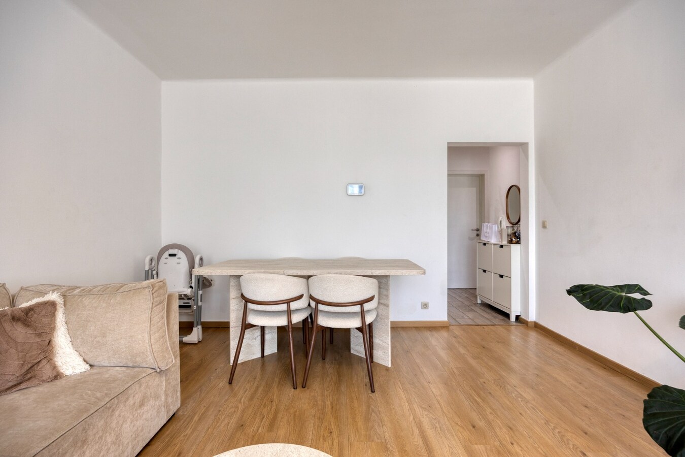 Stijlvol gelijkvloers appartement met privatieve tuin op een gegeerde ligging in Merksem 