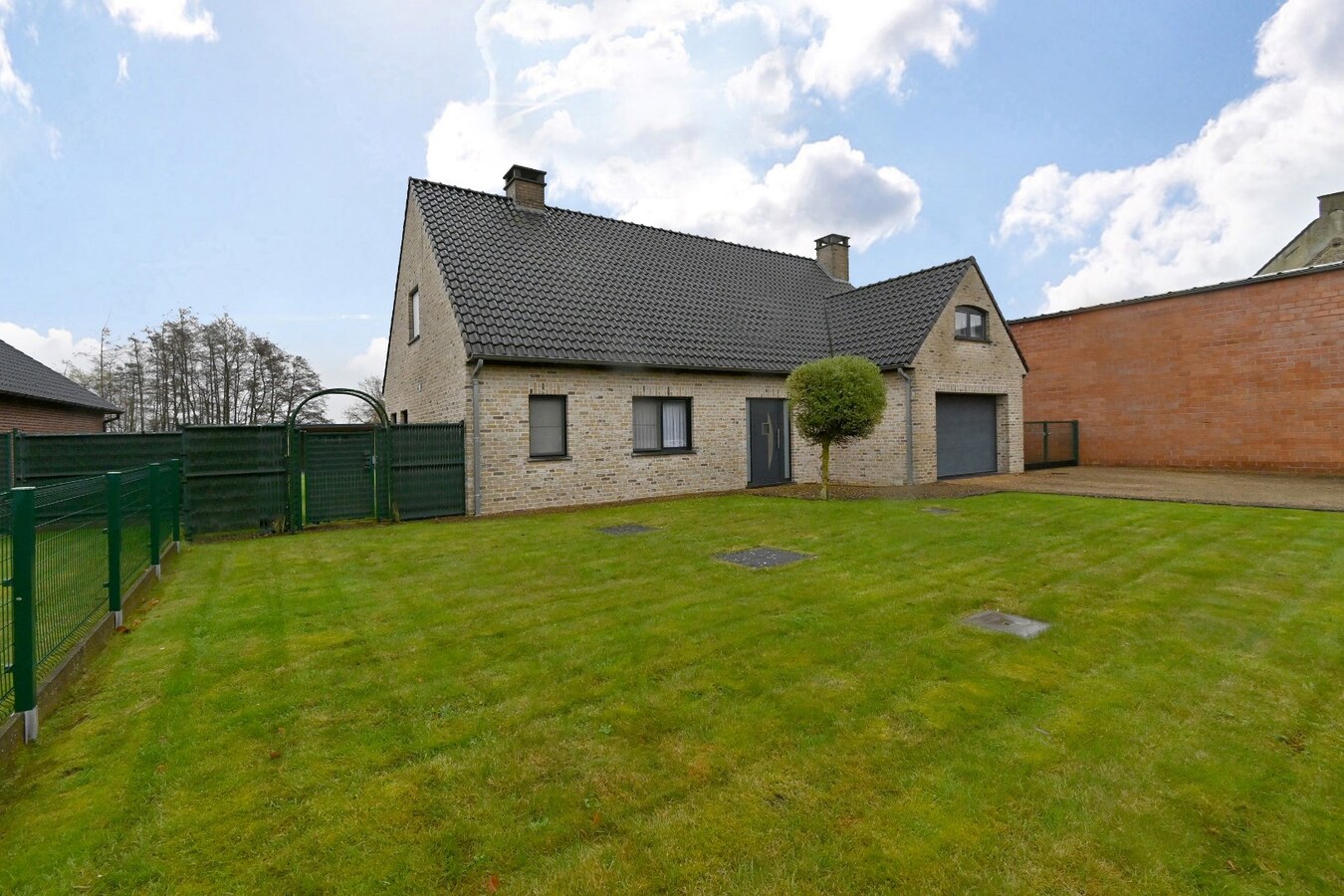 Tijdloze vrijstaande villa op ruim perceel 