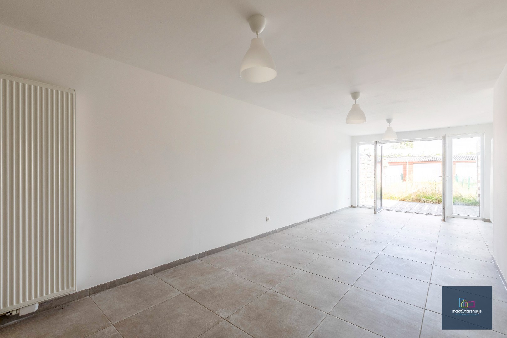 Instapklare gerenoveerde woning in rij met terras, tuin en garagebox 