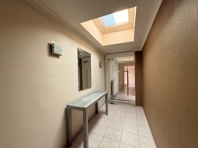 Duplex appartement met 2 slaapkamers en dakterras in het centrum van Maaseik. 