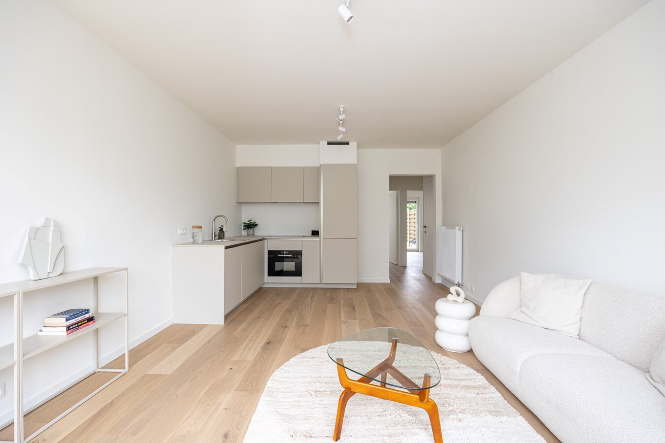 Gerenoveerd glvl appt met tuin te Kontich! 