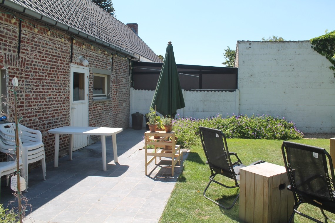 Charmante halfopen woning met garage, 2 slaapkamers en grote tuin 