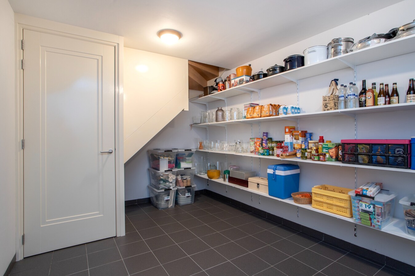 Unieke, onder architectuur gebouwde villawoning met luxe afwerking en prachtig uitzicht op het buitengebied. 