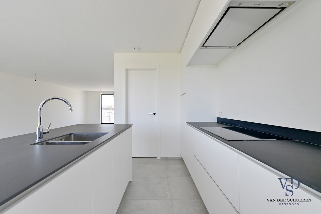 Half Open Bebouwing met buitenberging en carport 