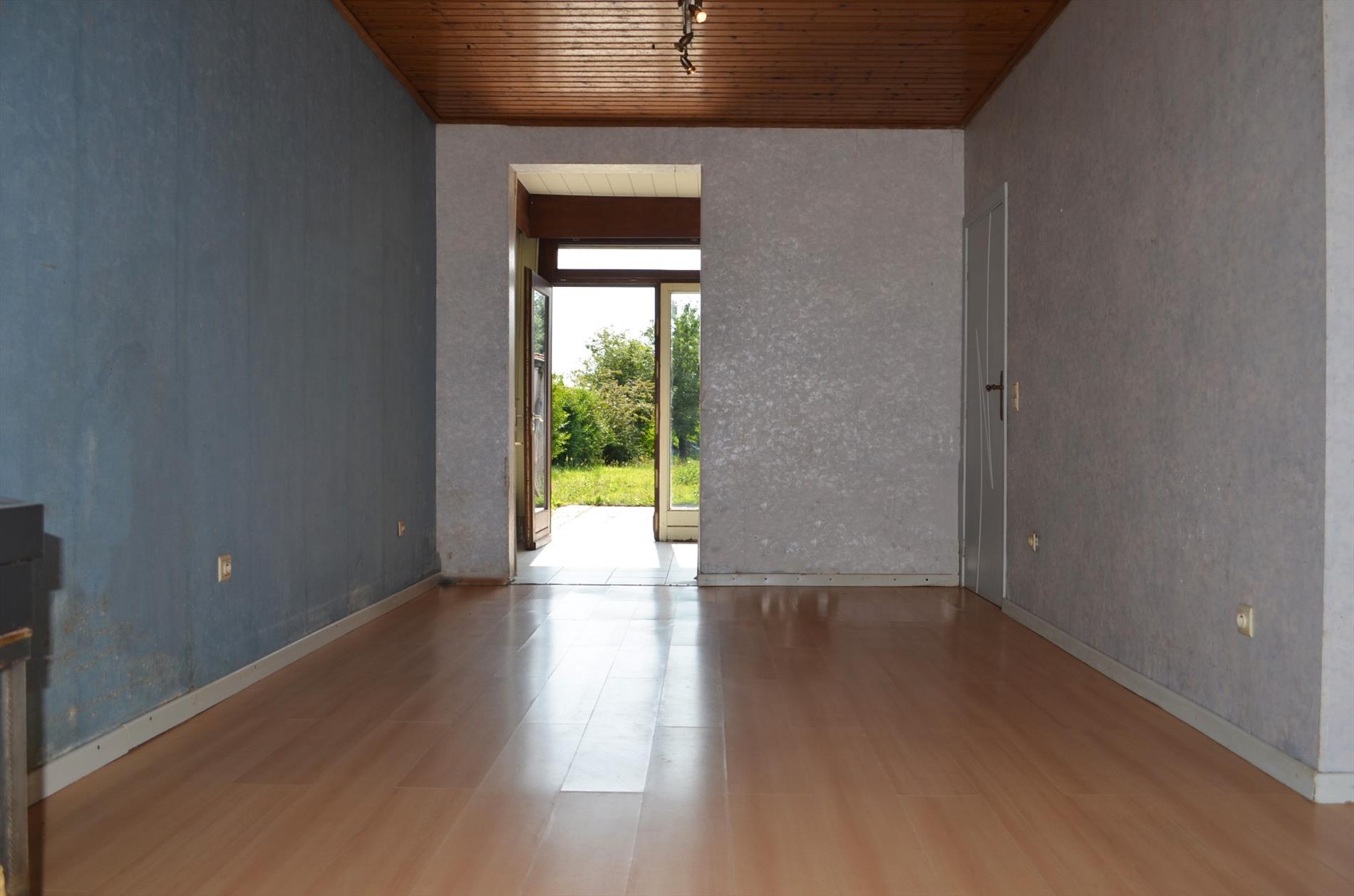 Te renoveren half open bebouwing gelegen te Bassevelde. 