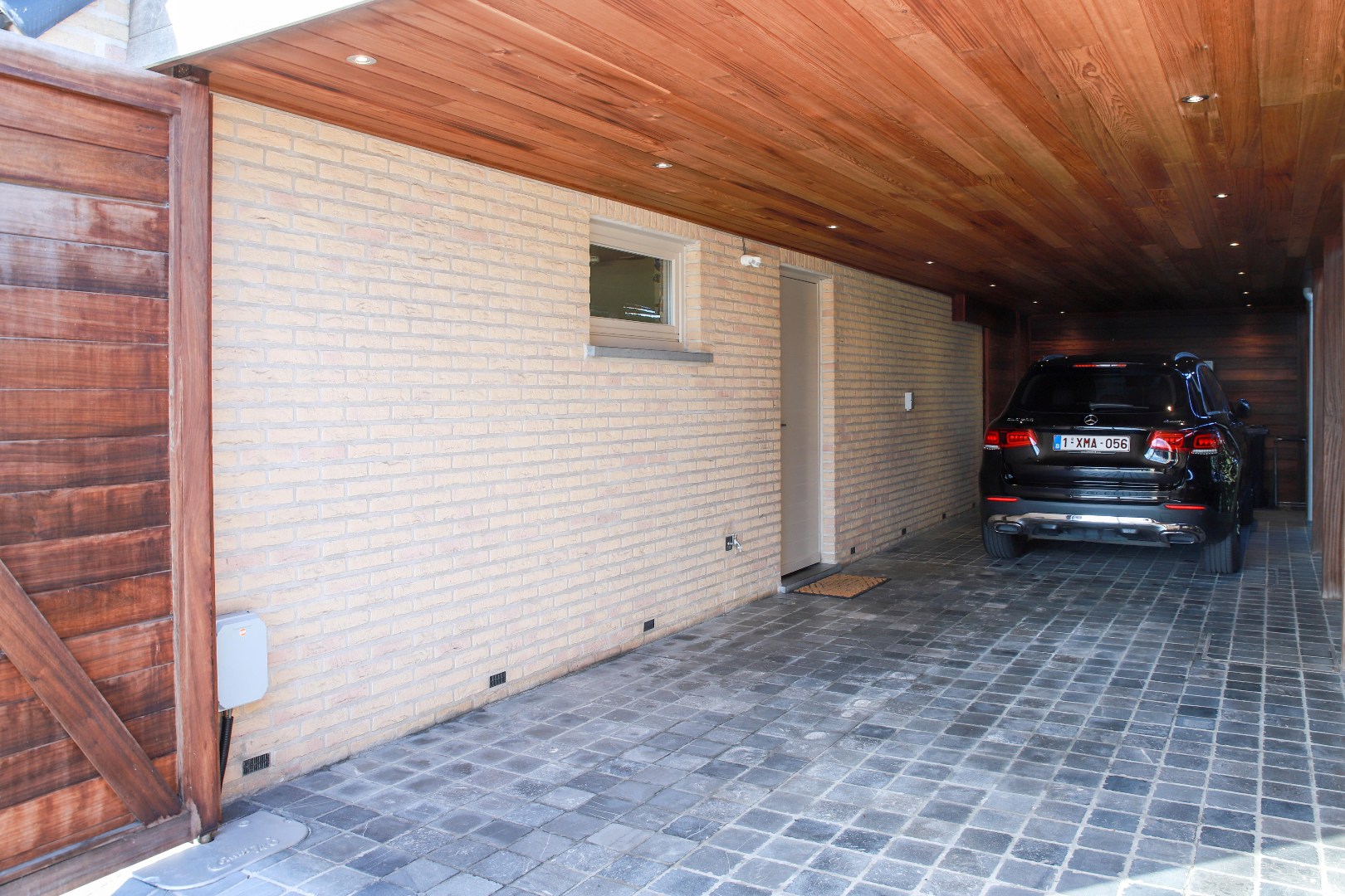 Prachtige alleenstaande woning met garage, carport en tuin op 648m² 
