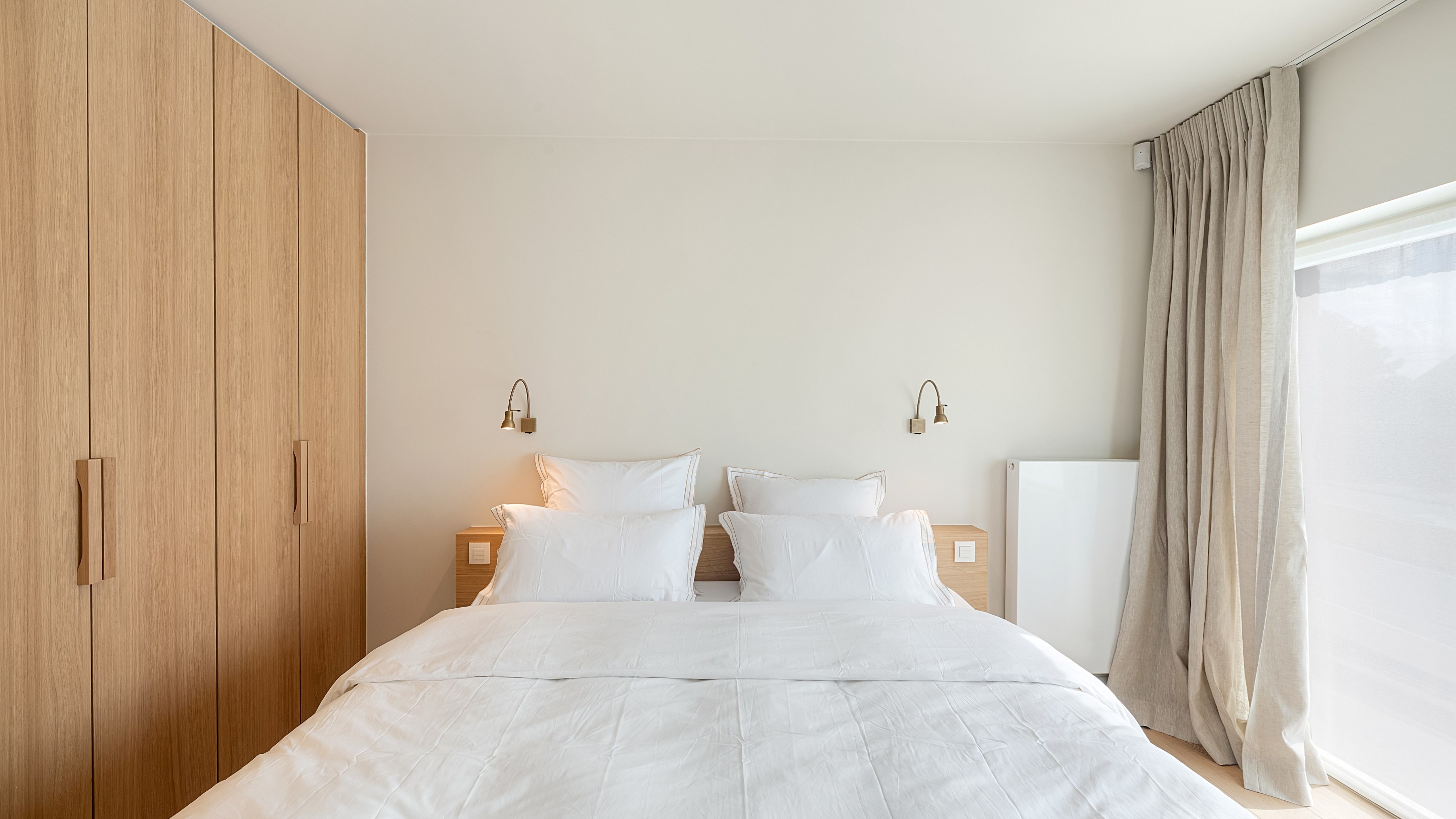 Op een uitmuntende locatie in Duinbergen, op wandelafstand van het strand en de duinen, bevindt zich deze prachtig en hoogwaardig gerenoveerde koppelvilla. 