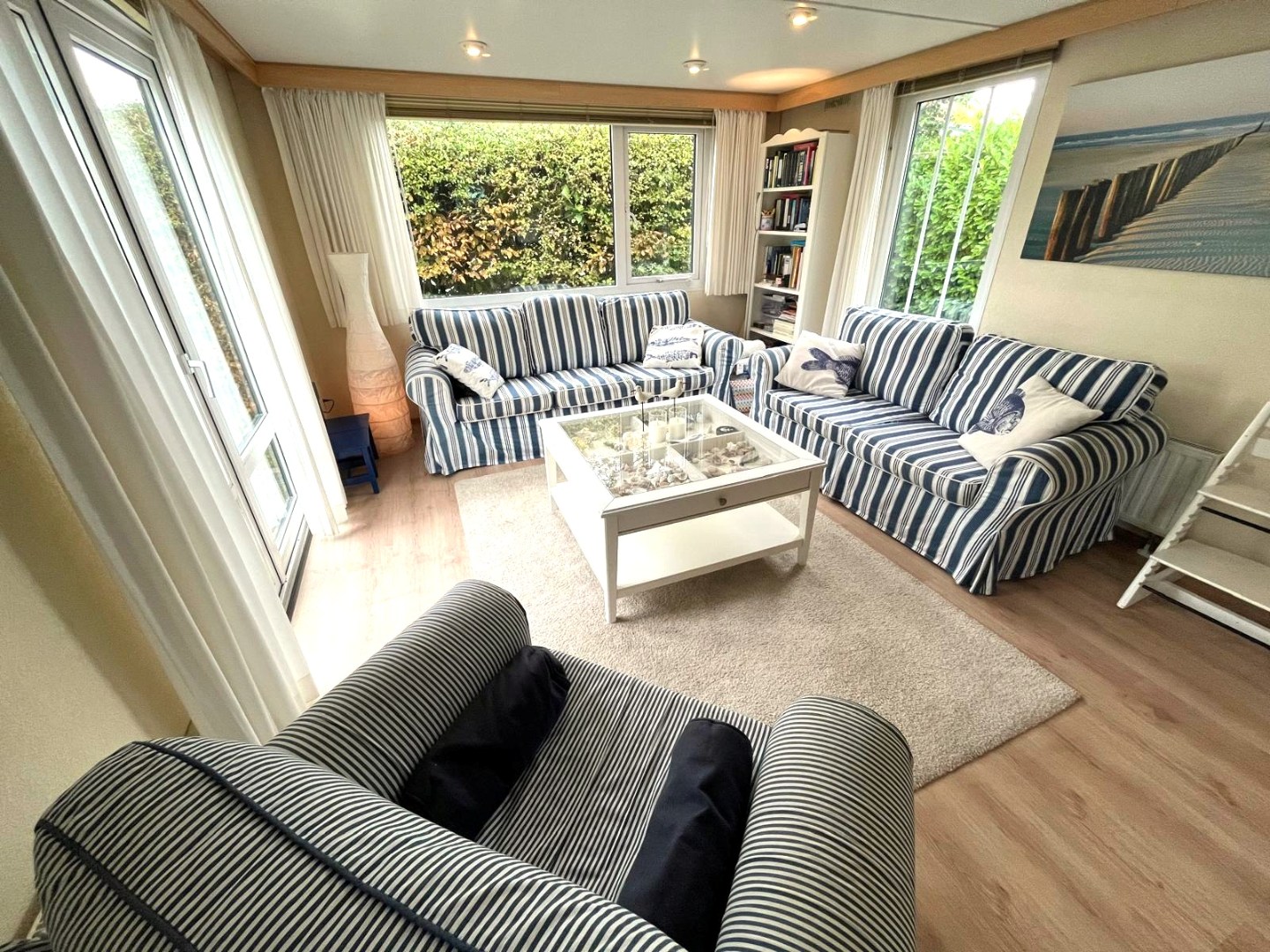 Leuke chalet (1999) met apart gastenverblijf, berging en royale tuin, op loopafstand van het Veerse Meer te koop! 