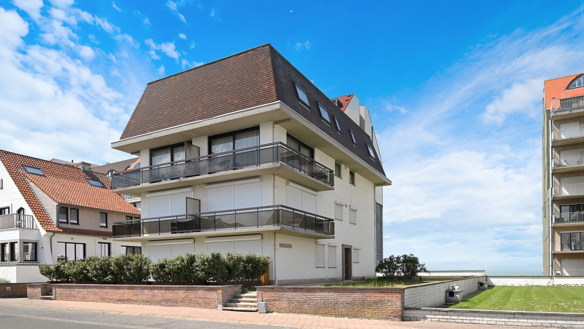 Op een uiterst gegeerde ligging, vlak bij het Albertstrand, bevindt zich dit stijlvol gerenoveerde duplex-appartement in een charmante villaresidentie. De uitzonderlijke hoekligging en zuidgerichte or 