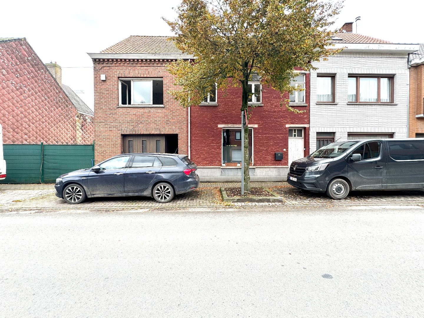 Gezinswoning met 4 grote en 1 kleine slaapkamer, garage en grote tuin 