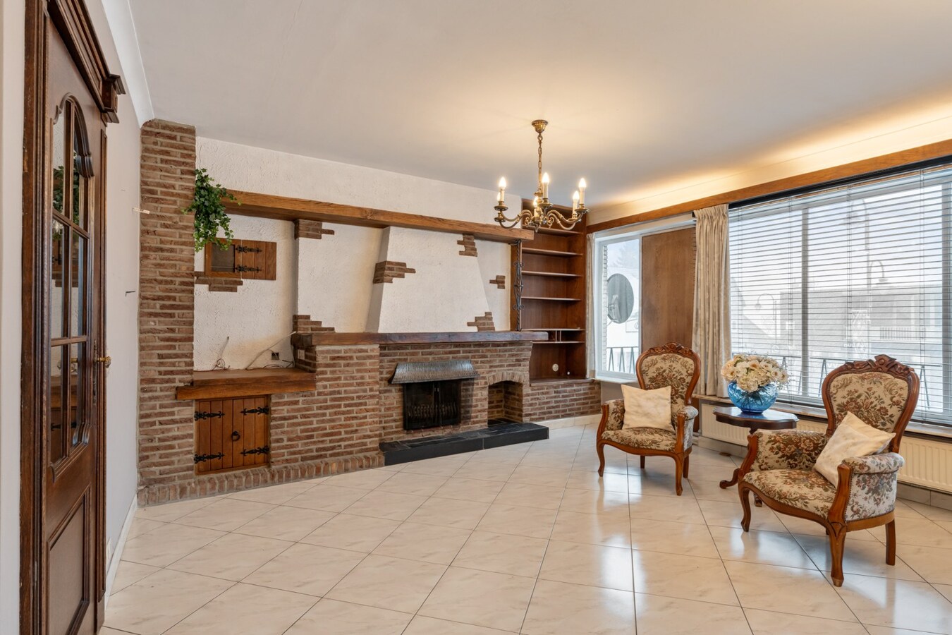 Centraal gelegen gebouw bestaande uit een handelspand op het gelijkvloers en een bovenliggend duplex-appartement! 