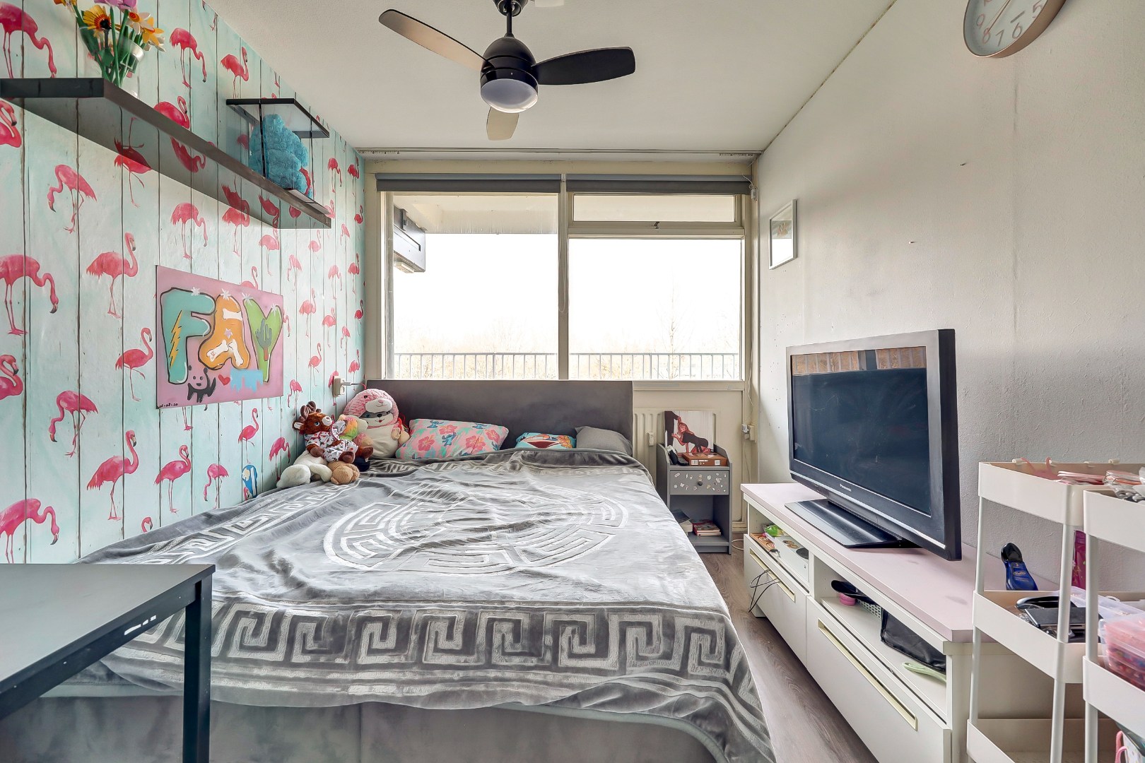 Dit lichte 4-kamer appartement op de 4e verdieping, met 3 slaapkamers, keurige keuken, balkon op het zuiden en berging in de onderbouw is gelegen in de populaire wijk "Ommoord". 