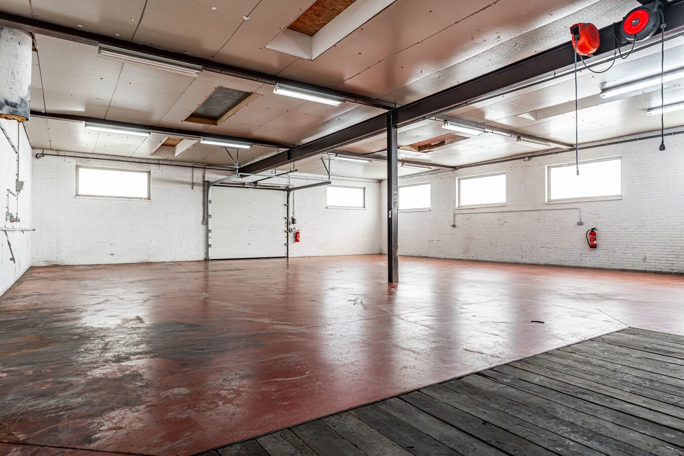 Commercieel gelegen woning met magazijn en parking 