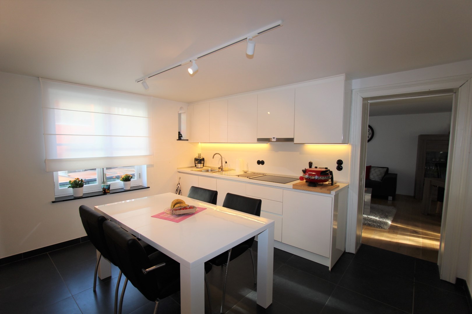 keuken zicht naar woonkamer