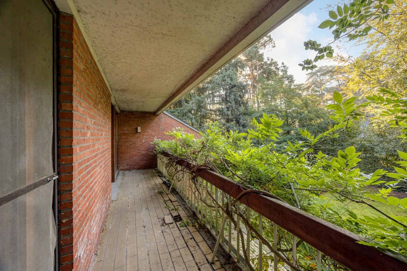 Te renoveren villa met 5 slaapkamers en prachtige tuin op toplocatie 