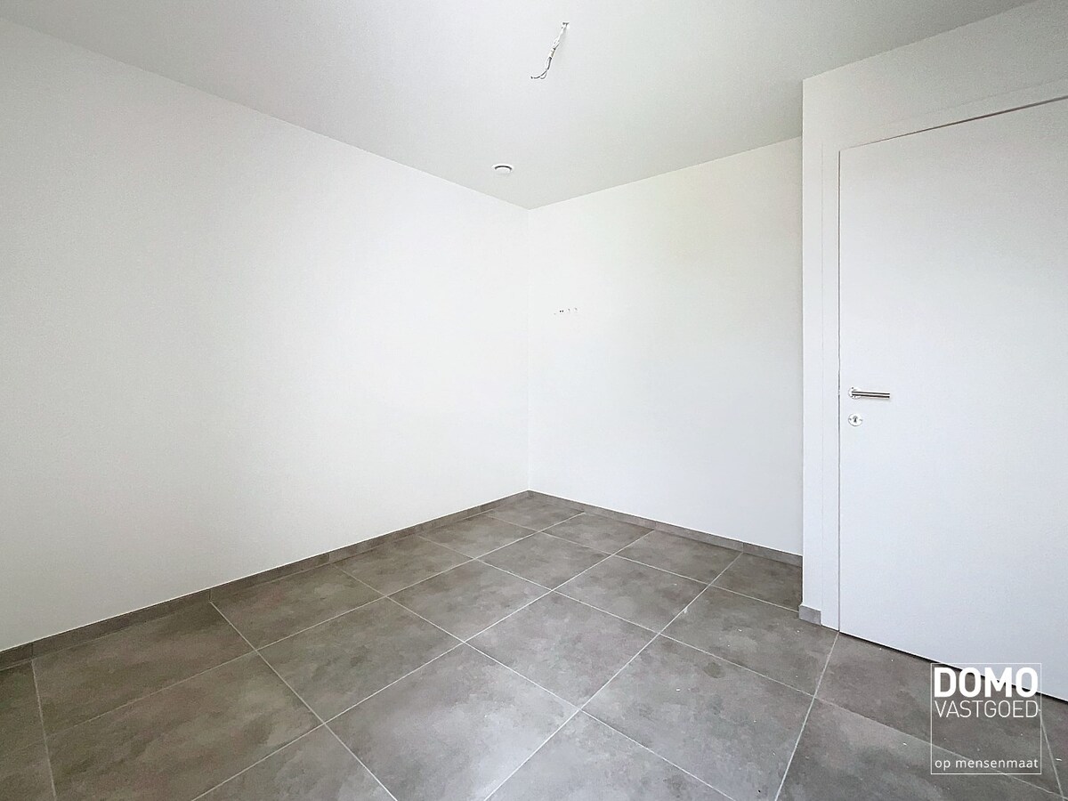 NIEUWBOUWAPPARTEMENT MET 2 SLAAPKAMERS, RUIM TERRAS, ONDERGRONDSE AUTOSTANDPLAATS EN KELDERBERGING AANWEZIG IN MAASMECHELEN 