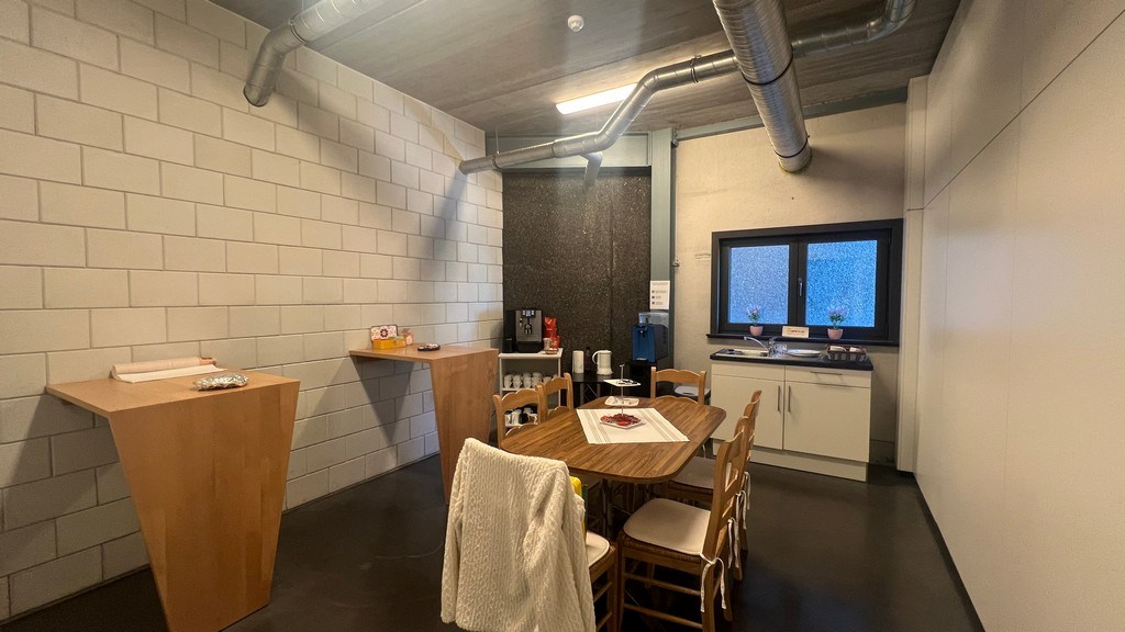 Bedrijfspand met appartement te koop nabij N47 in Lebbeke