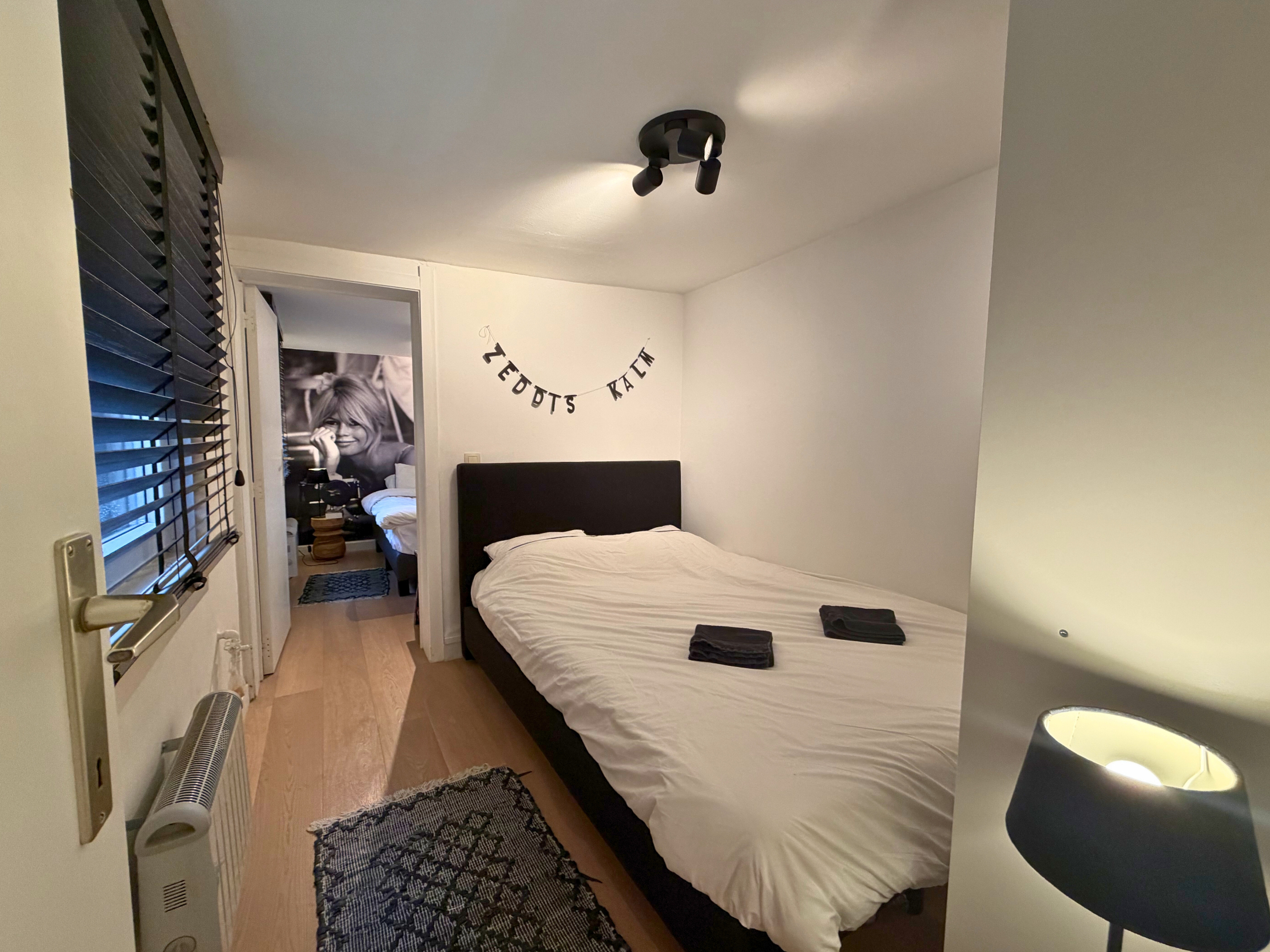 Instapklaar gelijkvloers-appartement met 2-slaapkamers centraal liggen tussen het Zoute en de Lippenslaan. 