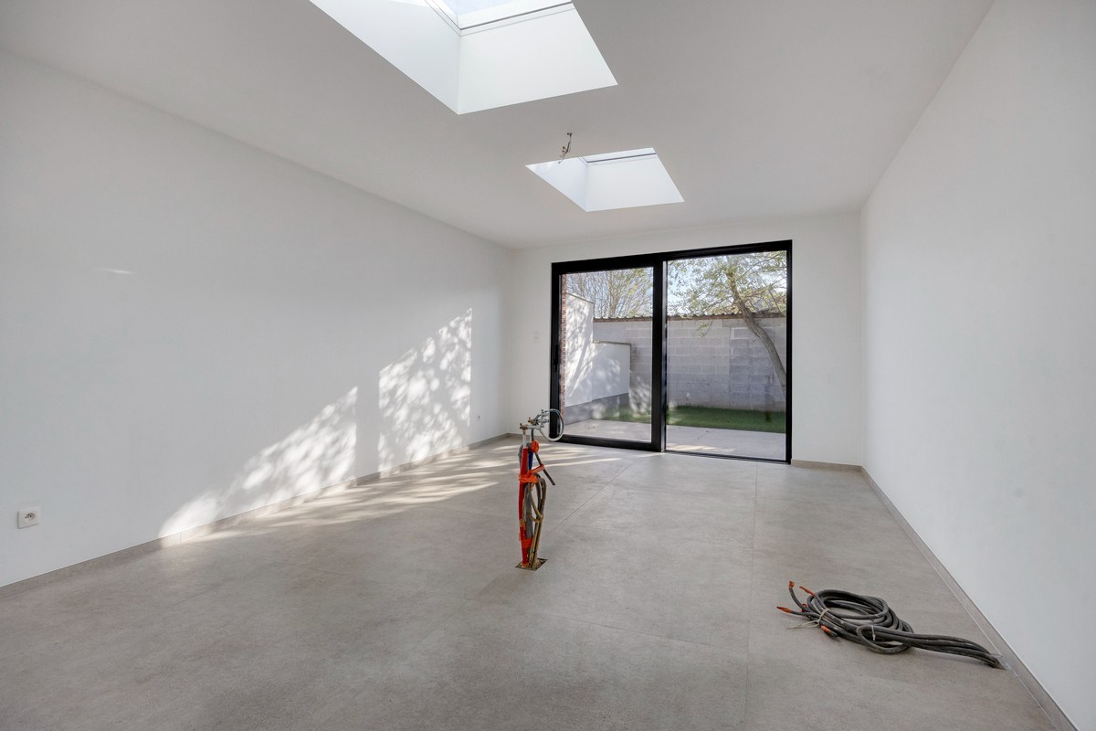 Volledig gerenoveerde woning met 3 slaapkamers, badkamers en tuin in Tienen! – EPC A - bewoonbare opp. 130 m² 