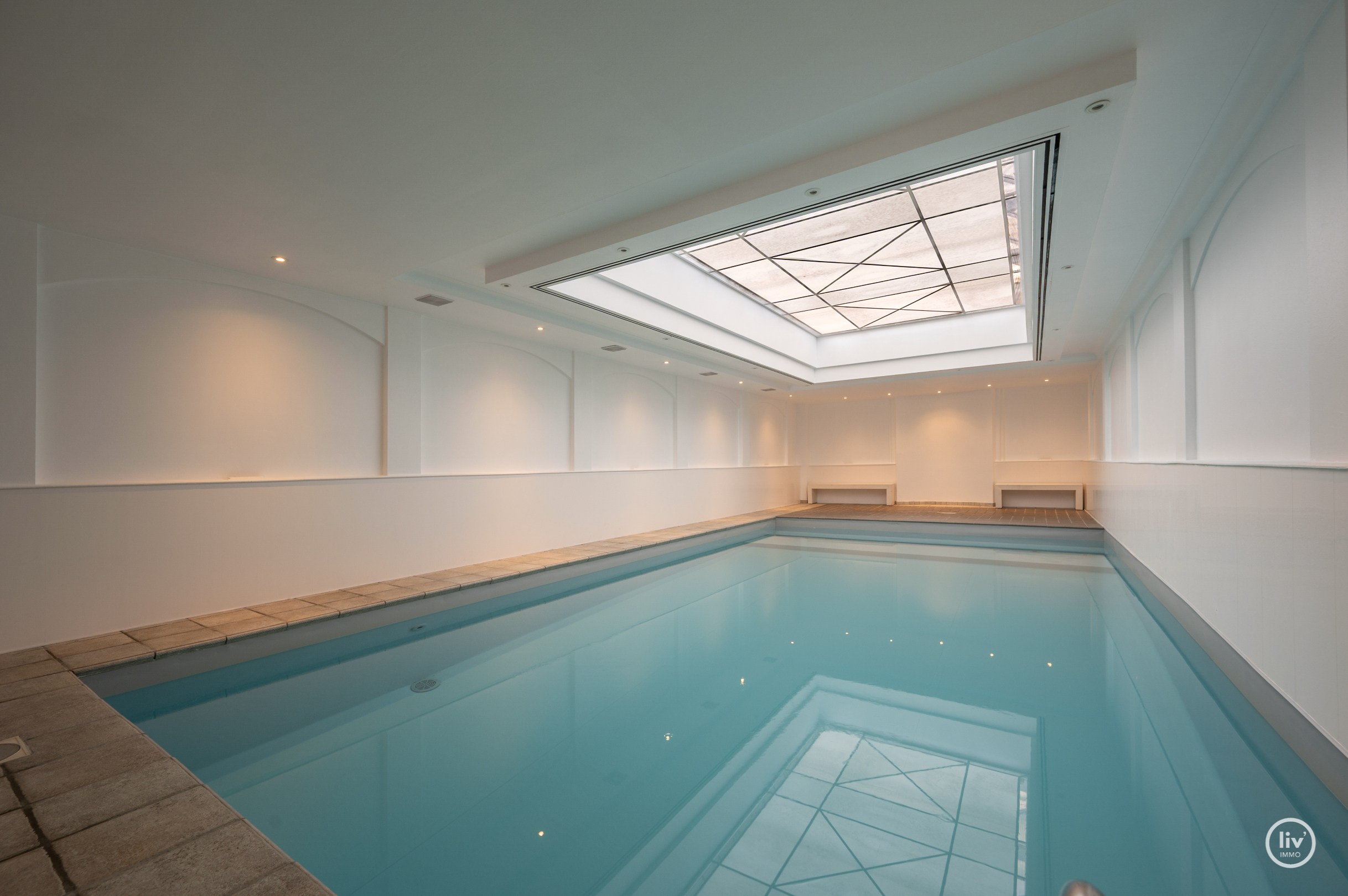 Appartement de luxe entièrement rénové de 3 chambres situé sur l'avenue Parmentier, à proximité de la digue. 