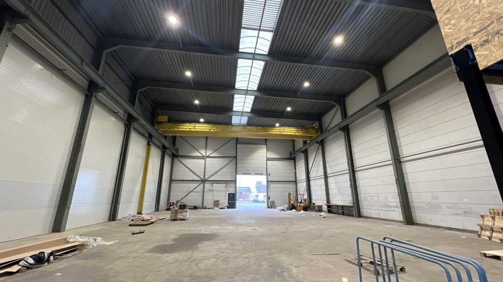 Loods met kantoor te huur in Europark-Noord te Sint-Niklaas