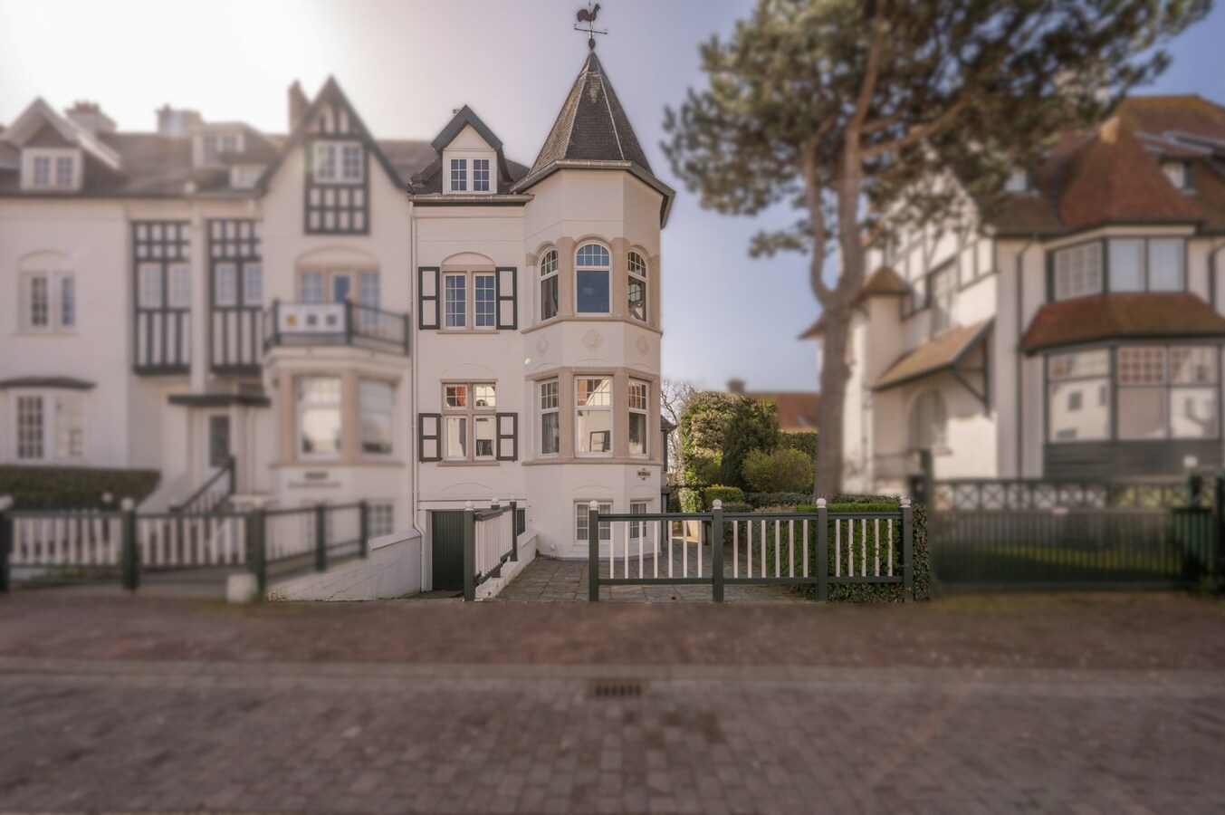 Villa in eclectische stijl met garage en staanplaatsen in het hart van Duinbergen 