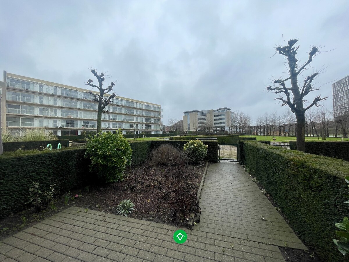 Gelijkvloers appartement met één slaapkamer, tuin en garage in centrum Roeselare 