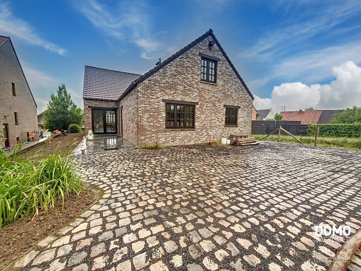 RUIME GEZINSWONING MET 4 SLAAPKAMERS, TUIN EN INPANDIGE GARAGE TE HERK-DE-STAD 